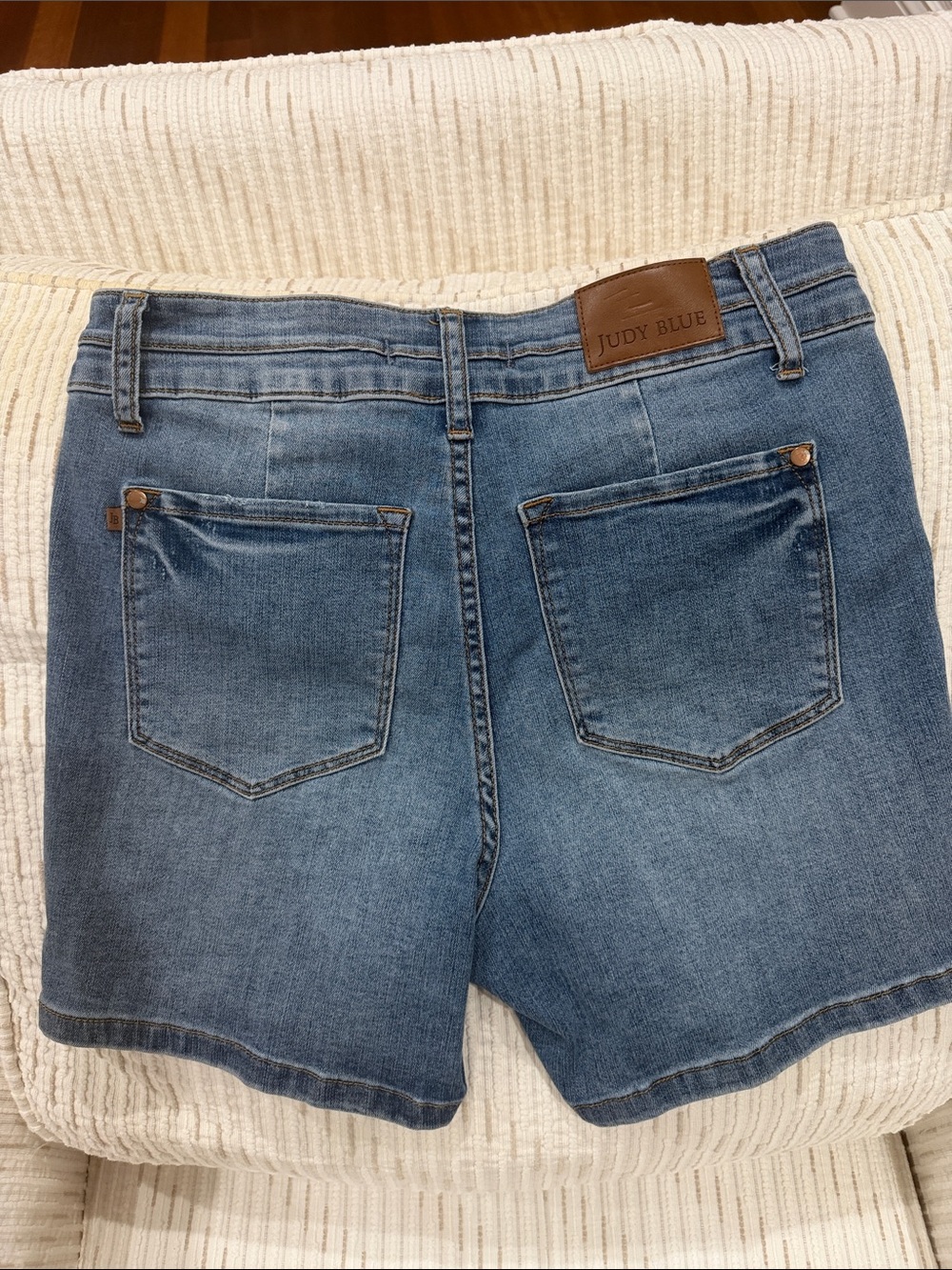 Judy Blue High Rise Sorbtek Denim Shorts Size Large Blue Medium Wash Stretch - Picture 5 of 13